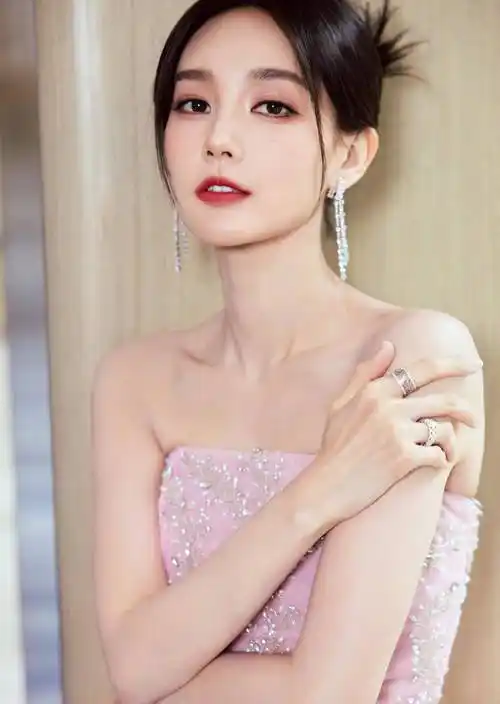 李一桐:姿色勾人!_身材_粉色_佳人