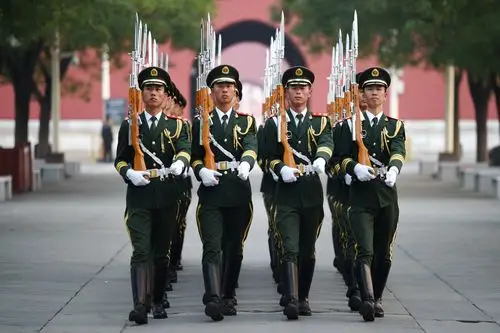 国旗护卫队升旗侧记:护卫在你身旁 飘扬在我心中