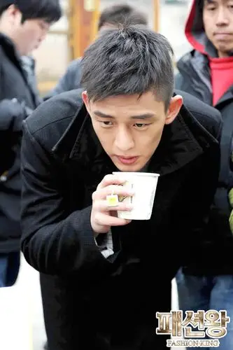 【2012sbs】【时尚王】【刘亚仁 申世京 李济勋】男屌丝终究比不了富