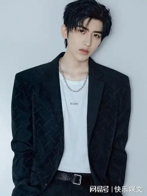 所以,本身来说,蔡徐坤与异性在一起,并没有多大是问题,问题是他让这一