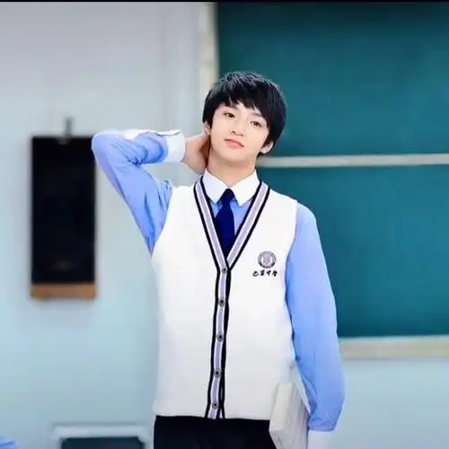 刘耀文拍初中毕业照