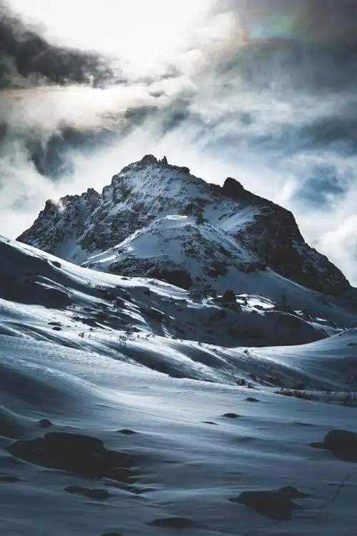 【怎样培养你沉稳的气质】 1.不要随便显露你的情绪;2.