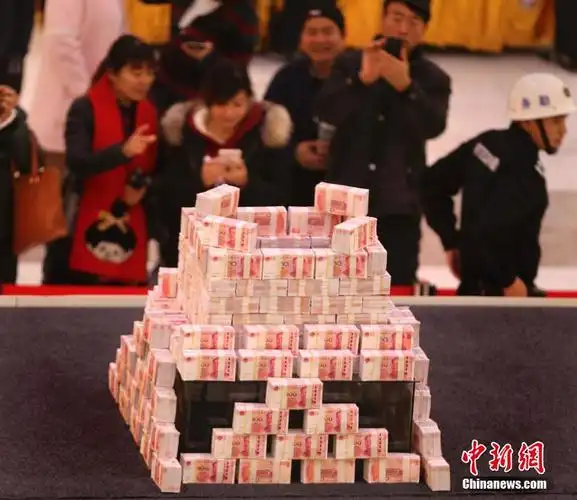 河南一楼盘为招聘悬赏摆千万现金堆钱山