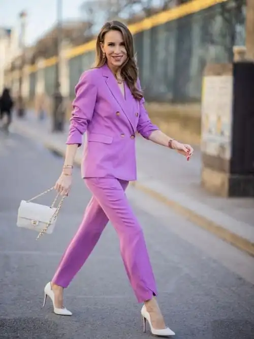 在夏季的穿搭中,紫色可以与多种色彩进行搭配