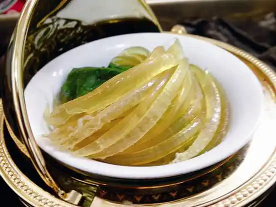 调味,放入海虎翅煲制入味收汁,装入炖盅点缀菜心即可特点:鱼翅软烂