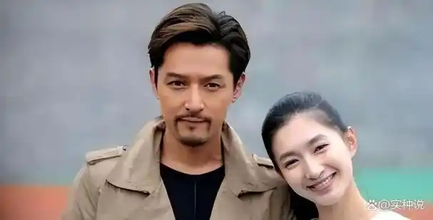 2021网友意外拍到在薛佳凝的音乐剧的观众席上观看的胡歌,发现胡歌手