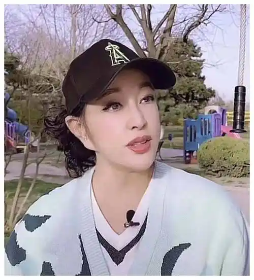 66岁刘晓庆现身素颜憔悴,面容僵硬小肚腩凸出,手戴富贵大玉镯_照片