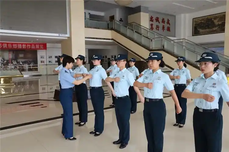 兵味浓空工大举行文职人员队列评比暨报告词考核活动