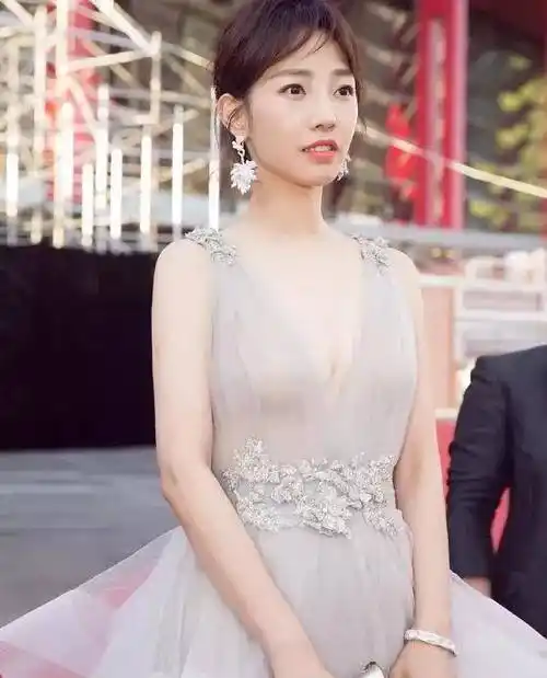 白百何穿白色薄纱透视连衣裙,大秀性感身材_电影_票房_黄小仙