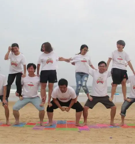 每队全体队员连续跳10个大绳,3分钟内完成最快的一队获胜;①团队指