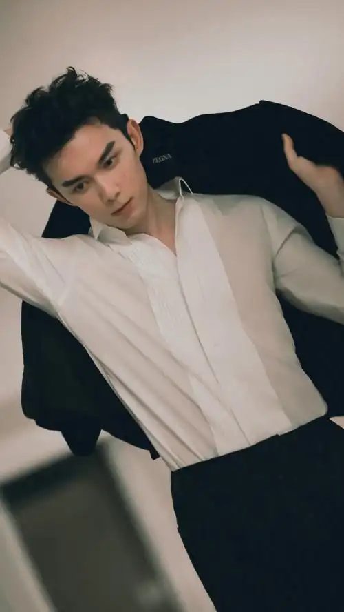吴磊微透白衬衫禁欲感##吴磊单手拎西装
