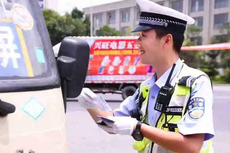 绵阳高温下的闪光江油交警汗卫交通