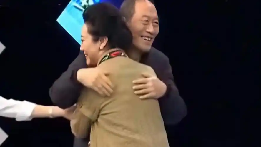 王丽云前夫罕见亮相俩人热情相拥不放手自曝复婚可能性