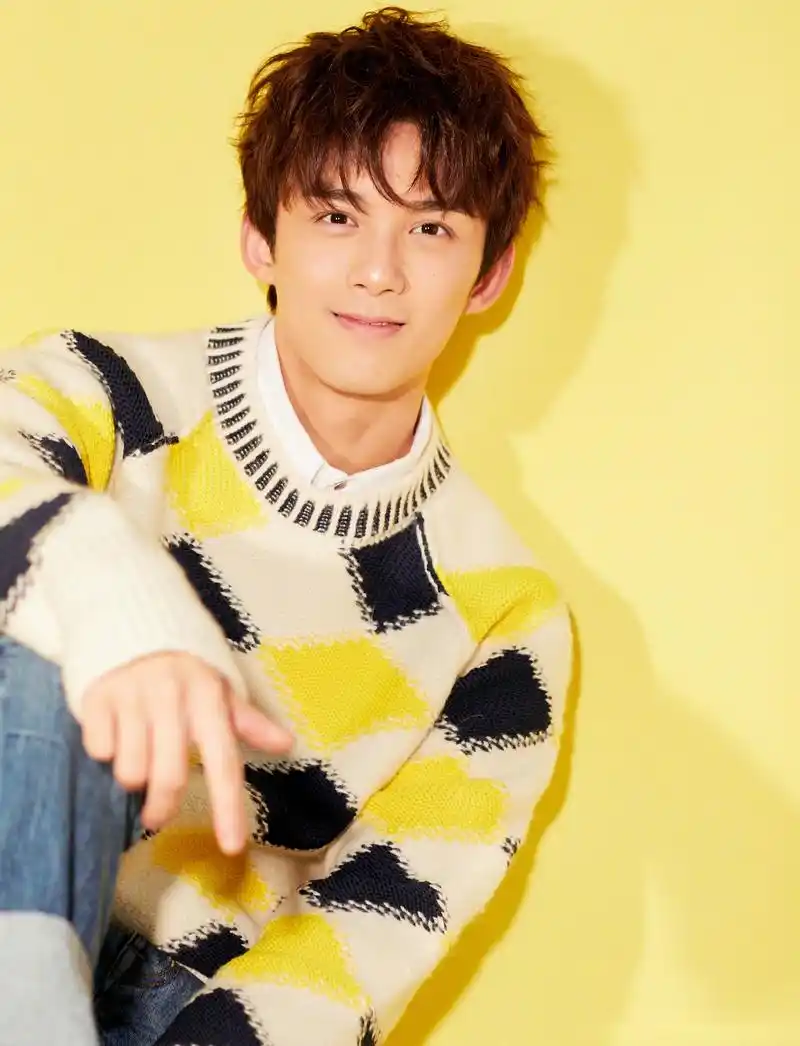 吴磊今天穿着拼色毛衣牛仔裤下凡,阳光仙子本人啦!