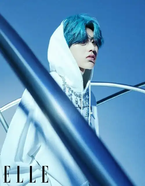 上游时尚|蔡徐坤elle三月刊封面大片,蓝发造型突破自我