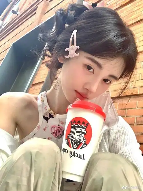 鞠婧祎梳齐刘海俏皮减龄嘟嘴卖萌超可爱