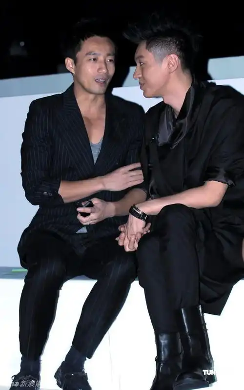 刘嘉玲红唇美艳出席活动 安以轩汪小菲零交流(组图)