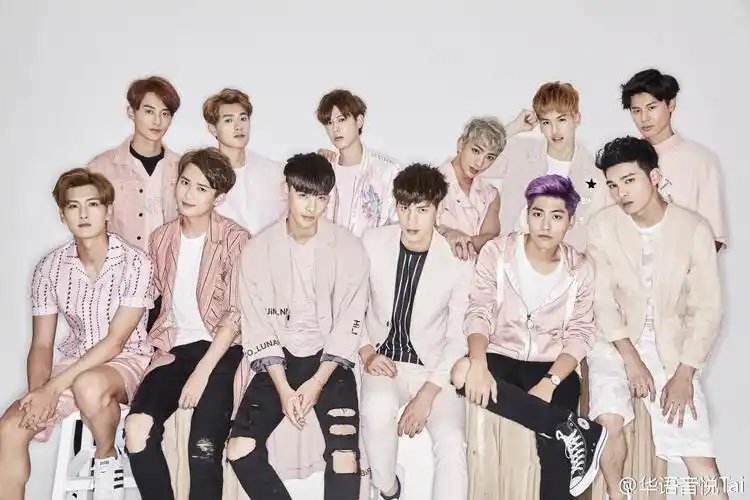 spexial是可米2012年推出的男团,最初由4人组成,后又经历多次成员变动