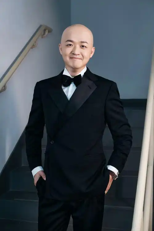 原名艾志超,1984年5月3日出生于黑龙江省哈尔滨市,中国内地男演员