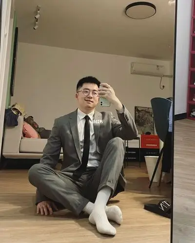 如果白色衬衫配白色袜子和运动鞋,也是可以的,但是皮鞋的话还是深色系