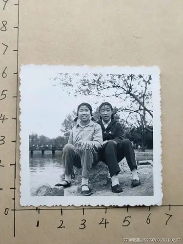 八十年代,两学生美女湖边合影_老照片【九龙河人】_第1张_7788音像