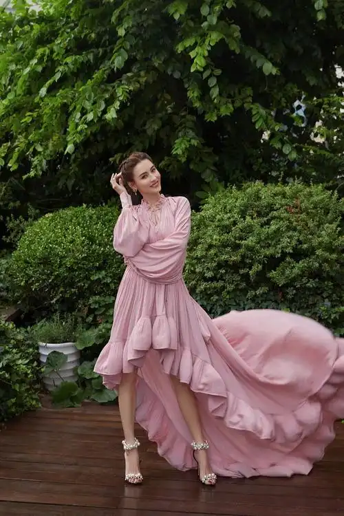 张柏芝 一袭粉色连衣裙,搭配利落的编发,整体造型浪漫又温柔