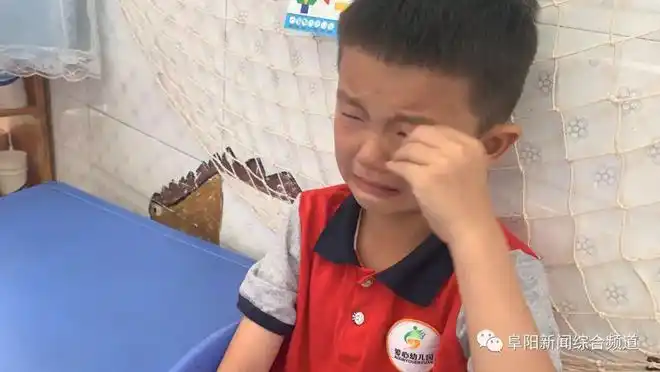 在班内哭成一片颍州区十里井爱心幼儿园的小朋友近日难分难舍