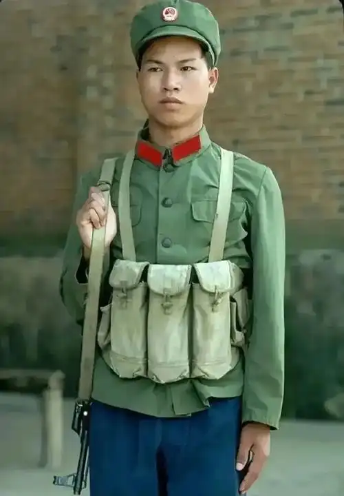 80年代一个严肃的边防战士留影穿72式警服当时统称公安兵