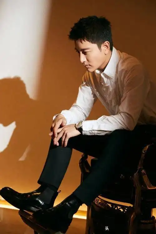 贾乃亮西装穿搭帅气,风格简约大气,值得更好的未来