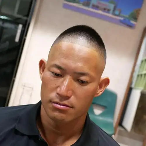 短发,两侧铲短头顶烫卷卷是一种非常流行和时尚的发型组合,可以让男性