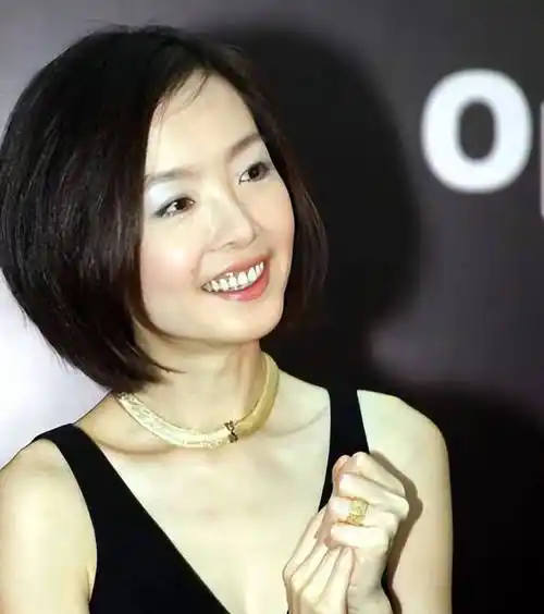 鲁豫抹胸睡裙性感妩媚,美艳动人,不愧凤凰卫视"第一美人"_娱乐_文章