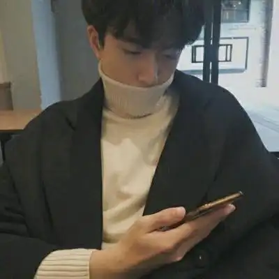 真人帅气好看拿手机男生头像