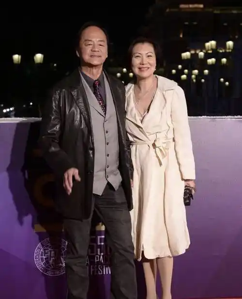 76岁影帝狄龙自驾出车祸!开百万豪车带小19岁娇妻,与