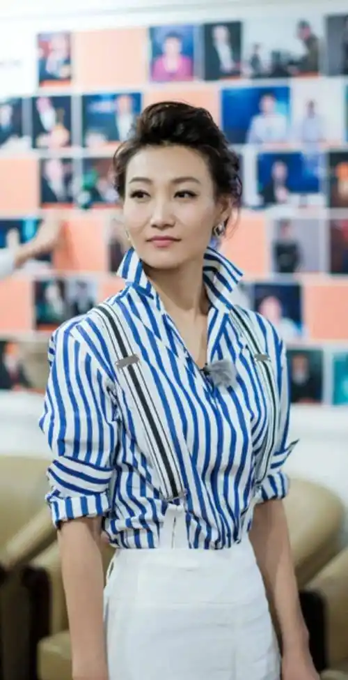 电视第一美女,身高174,44岁仍单身,戴假发前后判若两人_李梓萌_工作