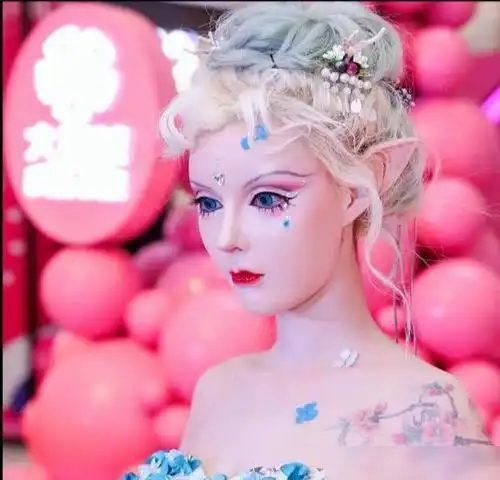 网红为追求真人芭比的效果整容上百次不在话下