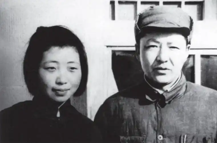 1947年春,习仲勋和夫人齐心在延安花石砭中共西北局驻地