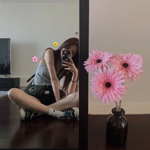 对镜自拍新姿势,宋妍霏,周雨彤姐妹花也玩得太溜了!