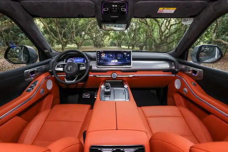 很多消费者认为越野车在内饰设计上"不修边幅",和豪华完全不搭边,即便