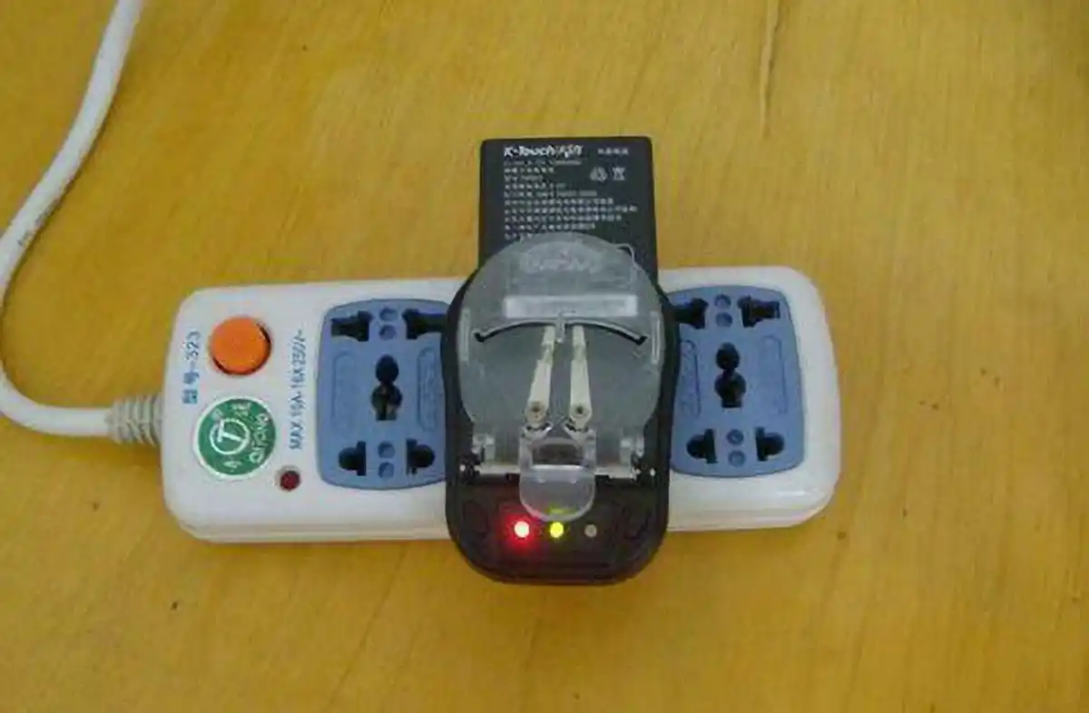 上图就是一张万能充电器的照片,上面有两个可以左右活动的电极,可以