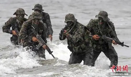 韩国陆军特种部队三伏天练体能