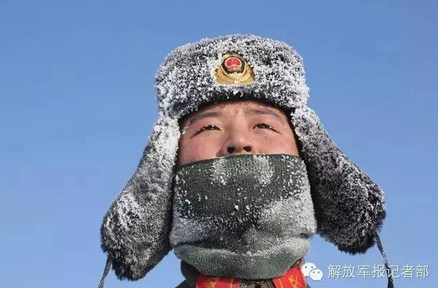 寒冷的天气使战士的帽子上结上了一层厚厚的霜.