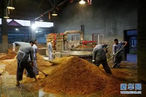 12月13日,在泗洪县双沟镇一家酒企,工人在酿酒车间忙碌.