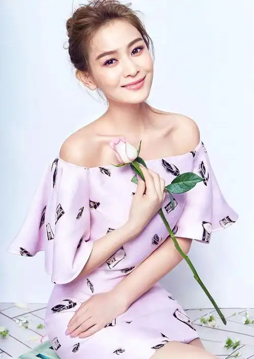 安徽美女海铃,拥有精致的瓜子脸和五官,标准美女!