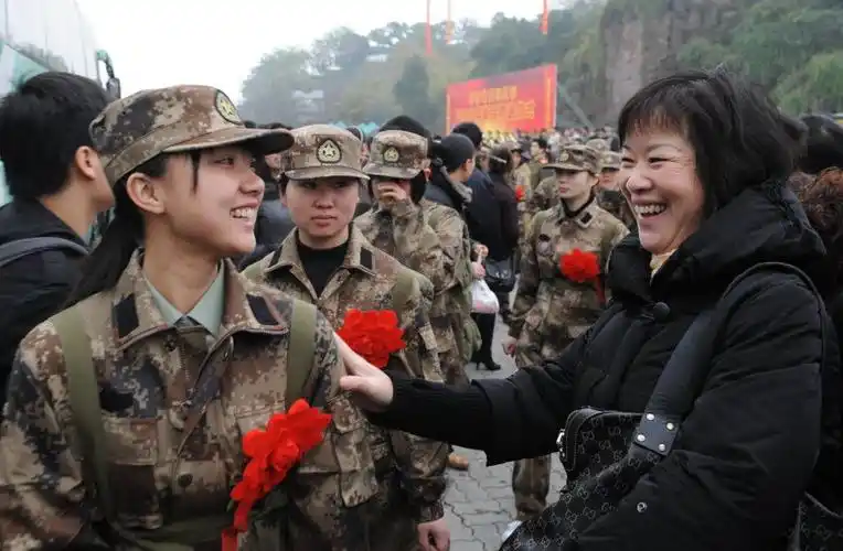 驻澳部队女兵驾摩托车突破火障