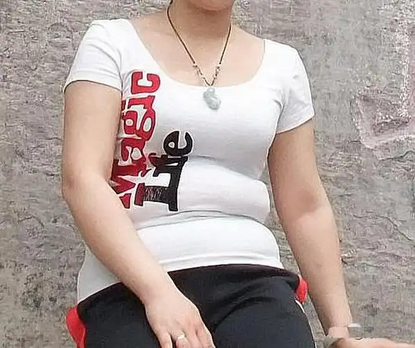 刘嘉玲一时疏忽形象全毁,有小肚腩的女人千万不要这样穿,太减分