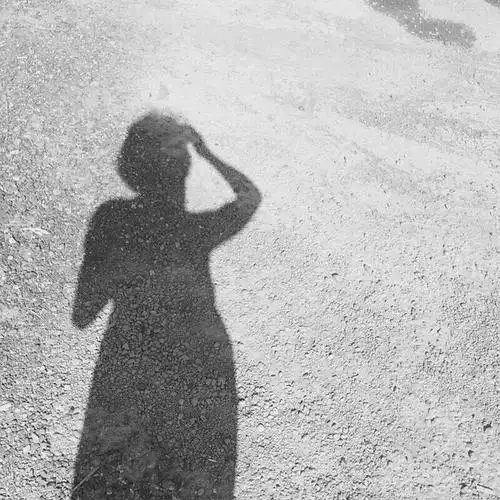 太阳好的很,人不多,我想照风在阳光里,影子和乱的短发,刚好应题