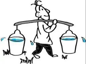 先生找来了一根扁担,一根棍子,让我从学校后面的河里用