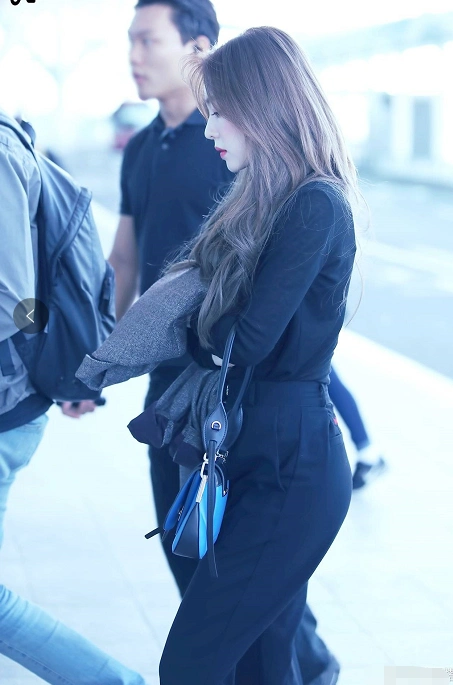 裴珠泫穿西裤亮相,臀部线条圆润性感,视觉冲击太强太迷人!