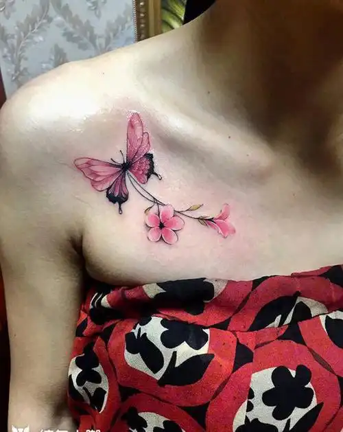 锁骨蝴蝶花纹身图片_胸部新传统纹身图案