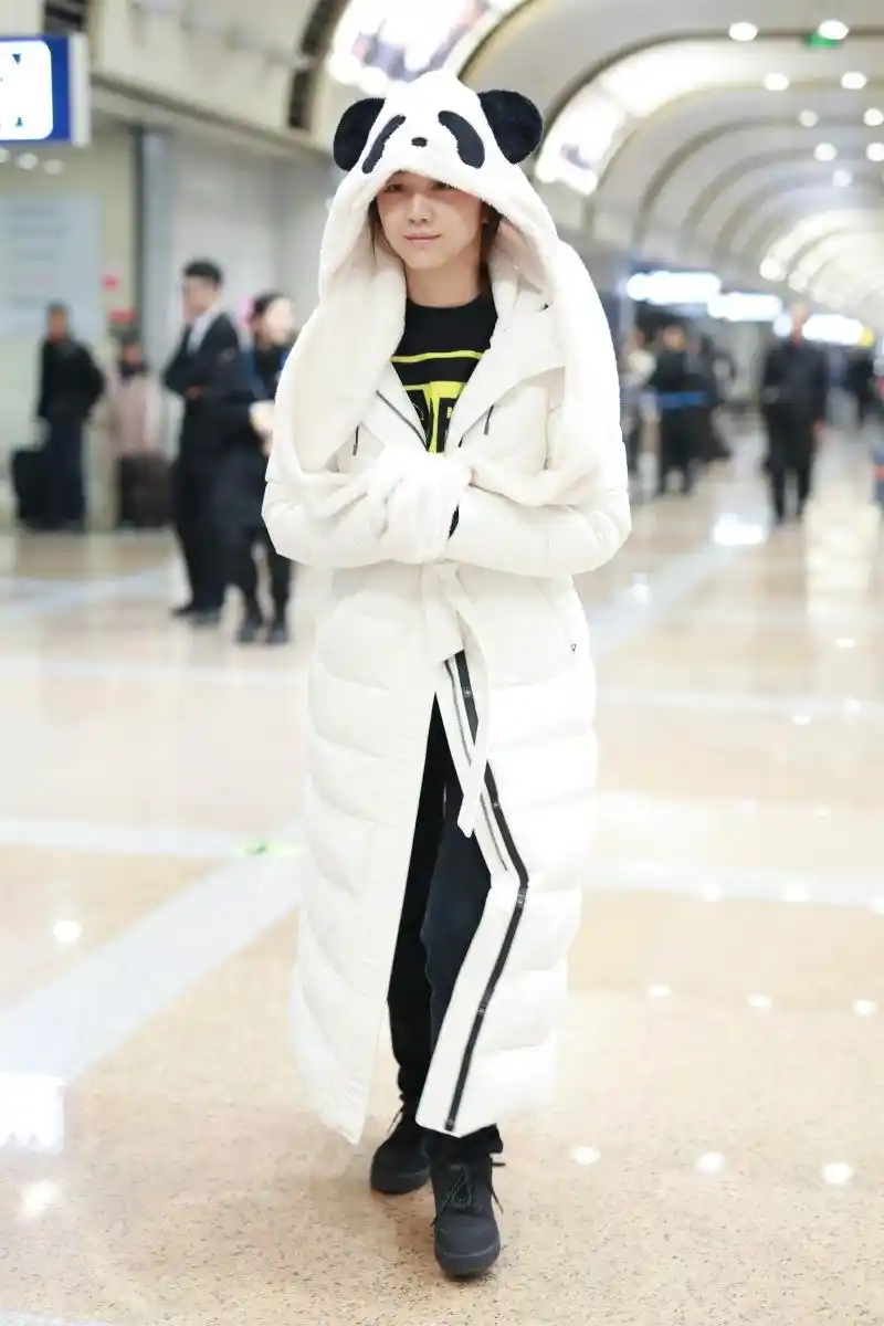 汤唯素颜现身戴熊猫帽子卖萌超可爱